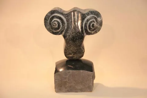 "Çilli Koç Başı" eseri CEMİL GÜÇ tarafından 2013 yılında 38x25x15 cm ölçülerinde Serpantin+Bazalt tekniği ile yapılmıştır.
