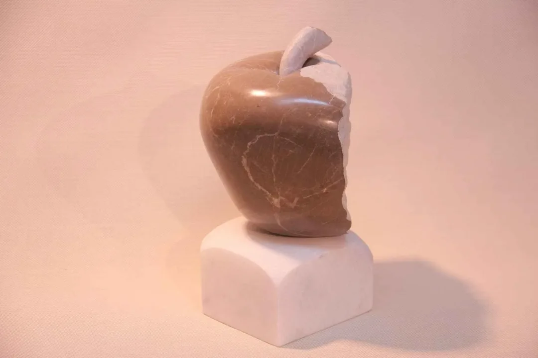 yakınlaştır "Çıralı Elması-2" eseri CEMİL GÜÇ tarafından 2014 yılında 27x17x16 cm ölçülerinde Mermer tekniği ile yapılmıştır.