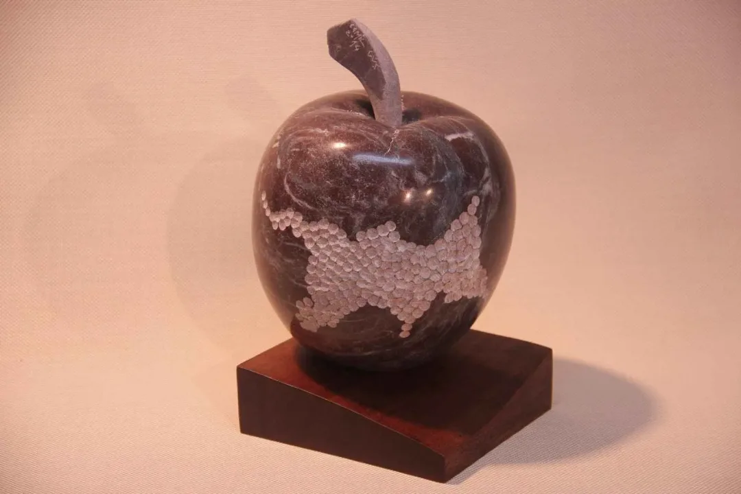 "Ege Elması" eseri CEMİL GÜÇ tarafından 2014 yılında 24x16x14 cm ölçülerinde Mermer tekniği ile yapılmıştır.