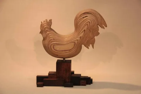 "Horoz" eseri CEMİL GÜÇ tarafından 2013 yılında 27x24x10 cm ölçülerinde Ahşap tekniği ile yapılmıştır.