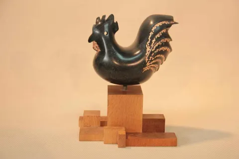 "İbibik Horoz" eseri CEMİL GÜÇ tarafından 2013 yılında 18x15x10 cm ölçülerinde Serpantin+Ahşap tekniği ile yapılmıştır.