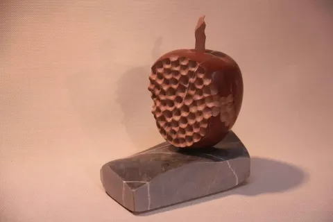 "Kastamonu Elması-2" eseri CEMİL GÜÇ tarafından 2014 yılında 23x20x13 cm ölçülerinde Kastamonu Taşı tekniği ile yapılmıştır.