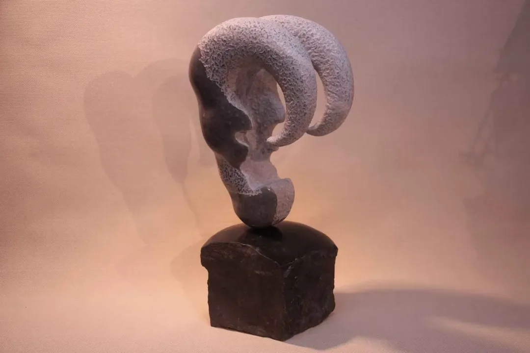 "Koç" eseri CEMİL GÜÇ tarafından 2014 yılında 47x23x18 cm ölçülerinde Mermer+Bazalt tekniği ile yapılmıştır.