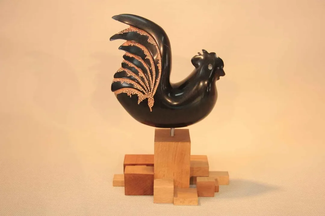 yakınlaştır "Metroseksüel Horoz" eseri CEMİL GÜÇ tarafından 2013 yılında 26x19x12 cm ölçülerinde Serpantin+Ahşap tekniği ile yapılmıştır.