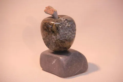 "Serpantin Elması" eseri CEMİL GÜÇ tarafından 2014 yılında 17x10x10 cm ölçülerinde Serpantin Taşı tekniği ile yapılmıştır.