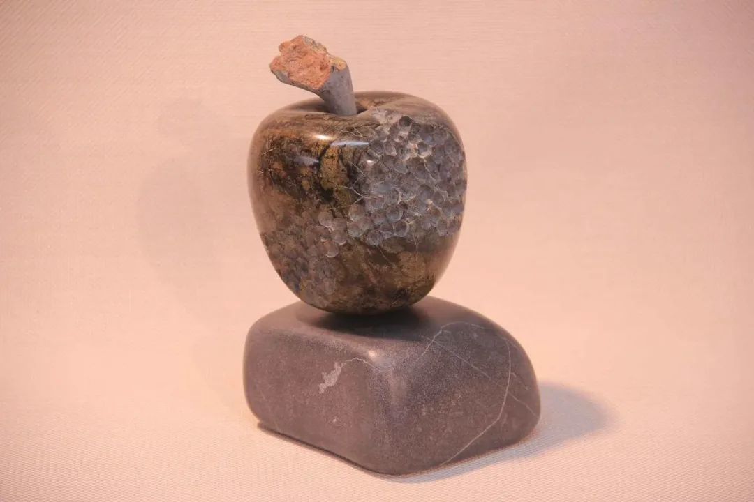 "Serpantin Elması" eseri CEMİL GÜÇ tarafından 2014 yılında 17x10x10 cm ölçülerinde Serpantin Taşı tekniği ile yapılmıştır.
