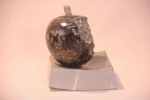 "Serpantin Elması-2" eseri CEMİL GÜÇ tarafından 2014 yılında 18x15x13 cm ölçülerinde Serpantin Taşı tekniği ile yapılmıştır.