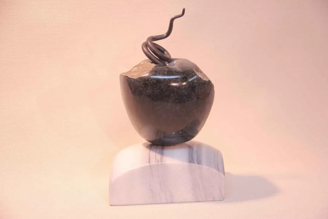 yakınlaştır "Serpantin Elması-3" eseri CEMİL GÜÇ tarafından 2014 yılında 31x20x13 cm ölçülerinde Serpantin Taşı tekniği ile yapılmıştır.