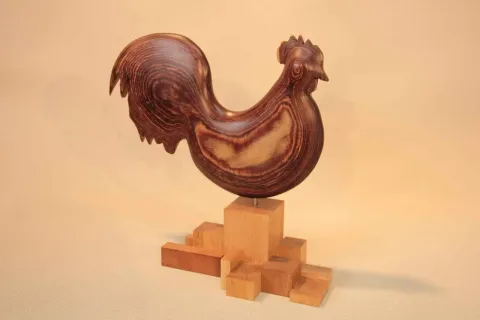 "Süslü Horoz" eseri CEMİL GÜÇ tarafından 2013 yılında 28x27x13 cm ölçülerinde Ahşap tekniği ile yapılmıştır.