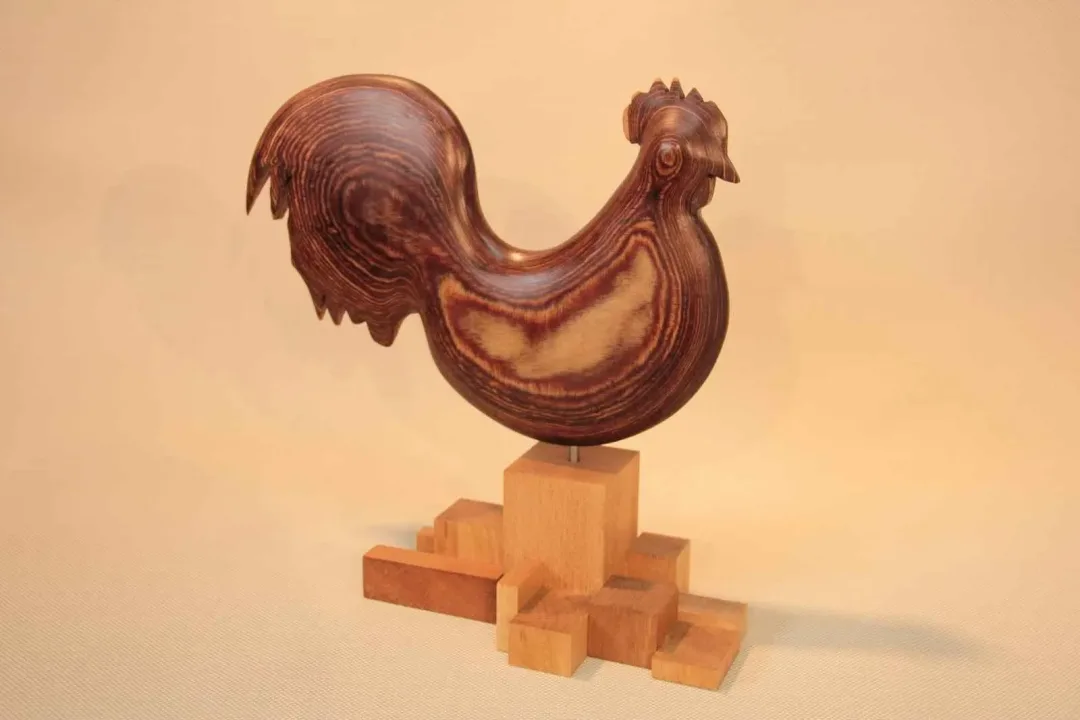 yakınlaştır "Süslü Horoz" eseri CEMİL GÜÇ tarafından 2013 yılında 28x27x13 cm ölçülerinde Ahşap tekniği ile yapılmıştır.