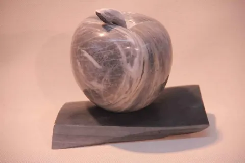 "Şirince Elması" eseri CEMİL GÜÇ tarafından 2014 yılında 24x20x15 cm ölçülerinde Mermer tekniği ile yapılmıştır.
