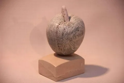"Şirince Elması-2" eseri CEMİL GÜÇ tarafından 2014 yılında 19x12x10 cm ölçülerinde Şirince Taşı tekniği ile yapılmıştır.
