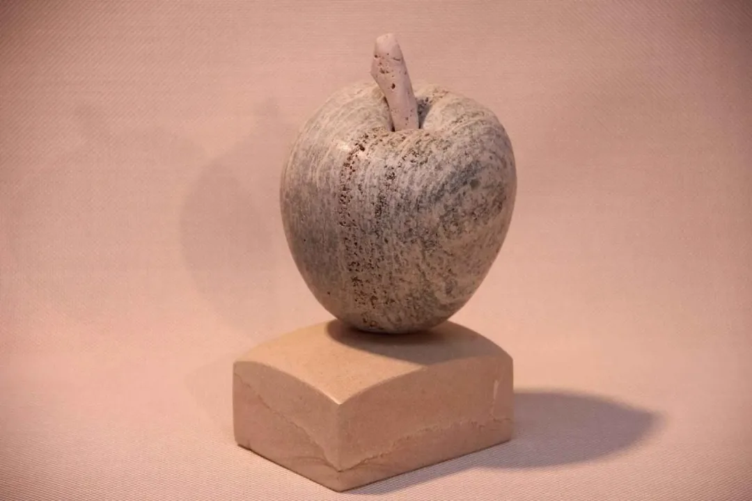 yakınlaştır "Şirince Elması-2" eseri CEMİL GÜÇ tarafından 2014 yılında 19x12x10 cm ölçülerinde Şirince Taşı tekniği ile yapılmıştır.