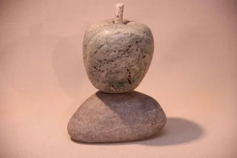 "Şirince Elması-3" eseri CEMİL GÜÇ tarafından 2014 yılında 20x15x10 cm ölçülerinde Şirince Taşı tekniği ile yapılmıştır.
