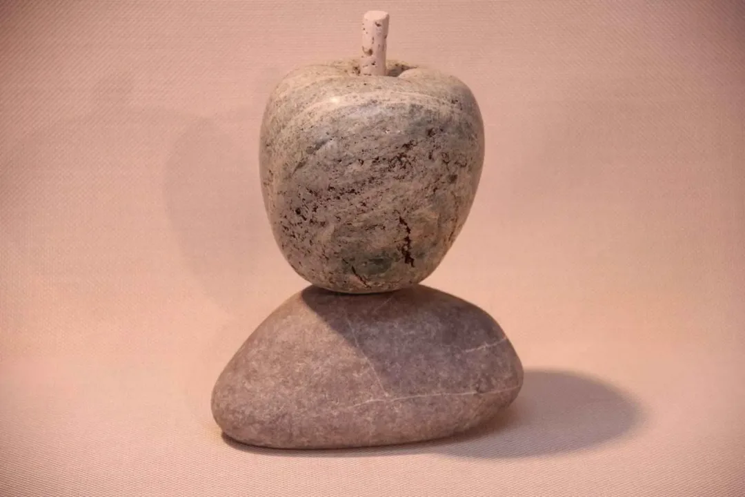 yakınlaştır "Şirince Elması-3" eseri CEMİL GÜÇ tarafından 2014 yılında 20x15x10 cm ölçülerinde Şirince Taşı tekniği ile yapılmıştır.