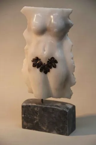 "Afyon Beyazında Gizli Saklı" eseri CEMİL GÜÇ tarafından 2013 yılında 48x23x10 cm ölçülerinde Afyon Mermeri tekniği ile yapılmıştır.