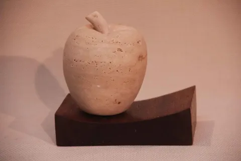 "Traverten Elması" eseri CEMİL GÜÇ tarafından 2014 yılında 19x14x10 cm ölçülerinde Ahşap+Taş tekniği ile yapılmıştır.