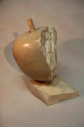 "Kandıra Elması" eseri CEMİL GÜÇ tarafından 2013 yılında 40x30x30 cm ölçülerinde Kandıra Mermeri tekniği ile yapılmıştır.