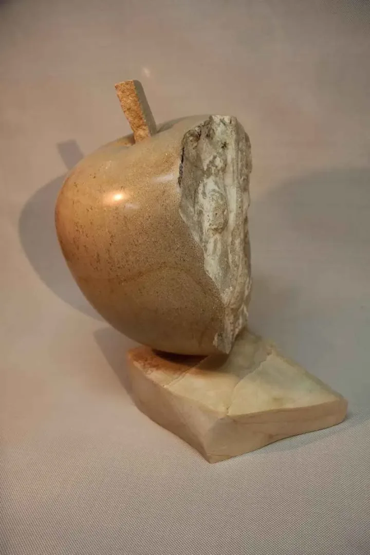 yakınlaştır "Kandıra Elması" eseri CEMİL GÜÇ tarafından 2013 yılında 40x30x30 cm ölçülerinde Kandıra Mermeri tekniği ile yapılmıştır.