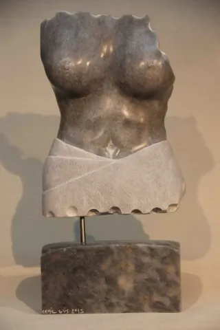 "Kaplan Postunda Gizli Saklı" eseri CEMİL GÜÇ tarafından 2013 yılında 47x23x10 cm ölçülerinde Afyon Mermeri tekniği ile yapılmıştır.