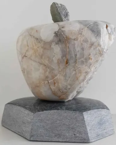 "... Elması" eseri CEMİL GÜÇ tarafından 2014 yılında 22x20x12 cm ölçülerinde Mermeri tekniği ile yapılmıştır.