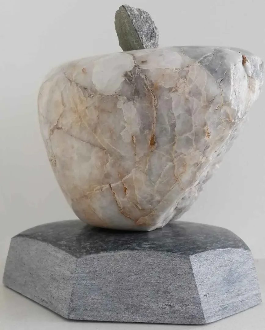 yakınlaştır "... Elması" eseri CEMİL GÜÇ tarafından 2014 yılında 22x20x12 cm ölçülerinde Mermeri tekniği ile yapılmıştır.