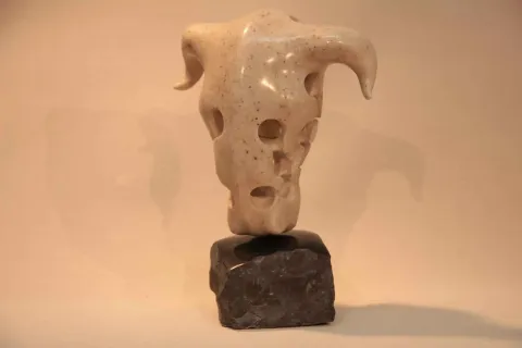"Koç Başı" eseri CEMİL GÜÇ tarafından 2004 yılında 31x23x15 cm ölçülerinde Bazalt Taşı+Kompozit tekniği ile yapılmıştır.