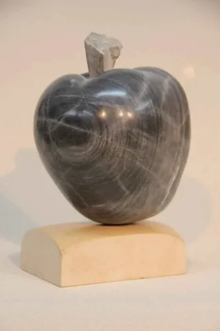 "Şirince Elması" eseri CEMİL GÜÇ tarafından 2013 yılında 24x15x15 cm ölçülerinde İzmir Mermeri tekniği ile yapılmıştır.