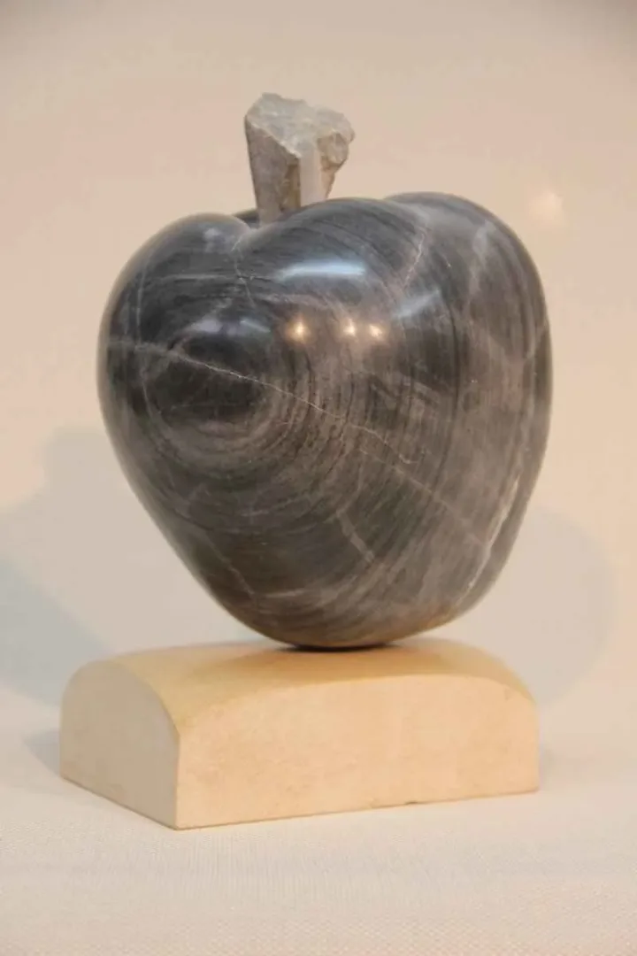"Şirince Elması" eseri CEMİL GÜÇ tarafından 2013 yılında 24x15x15 cm ölçülerinde İzmir Mermeri tekniği ile yapılmıştır.
