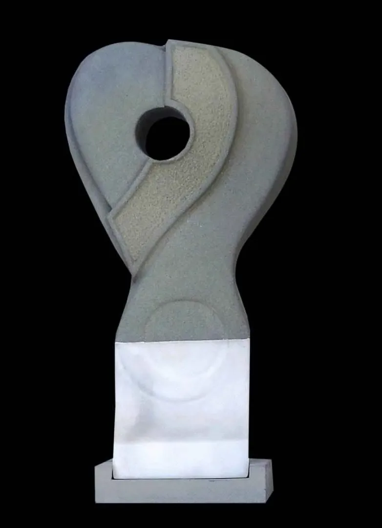 yakınlaştır "Sonsuzluk(Eternity)" eseri ÇIDAM MELEK tarafından 2002 yılında 70x35x25 cm ölçülerinde Edirne Keşan & Afyon Mermeri tekniği ile yapılmıştır.