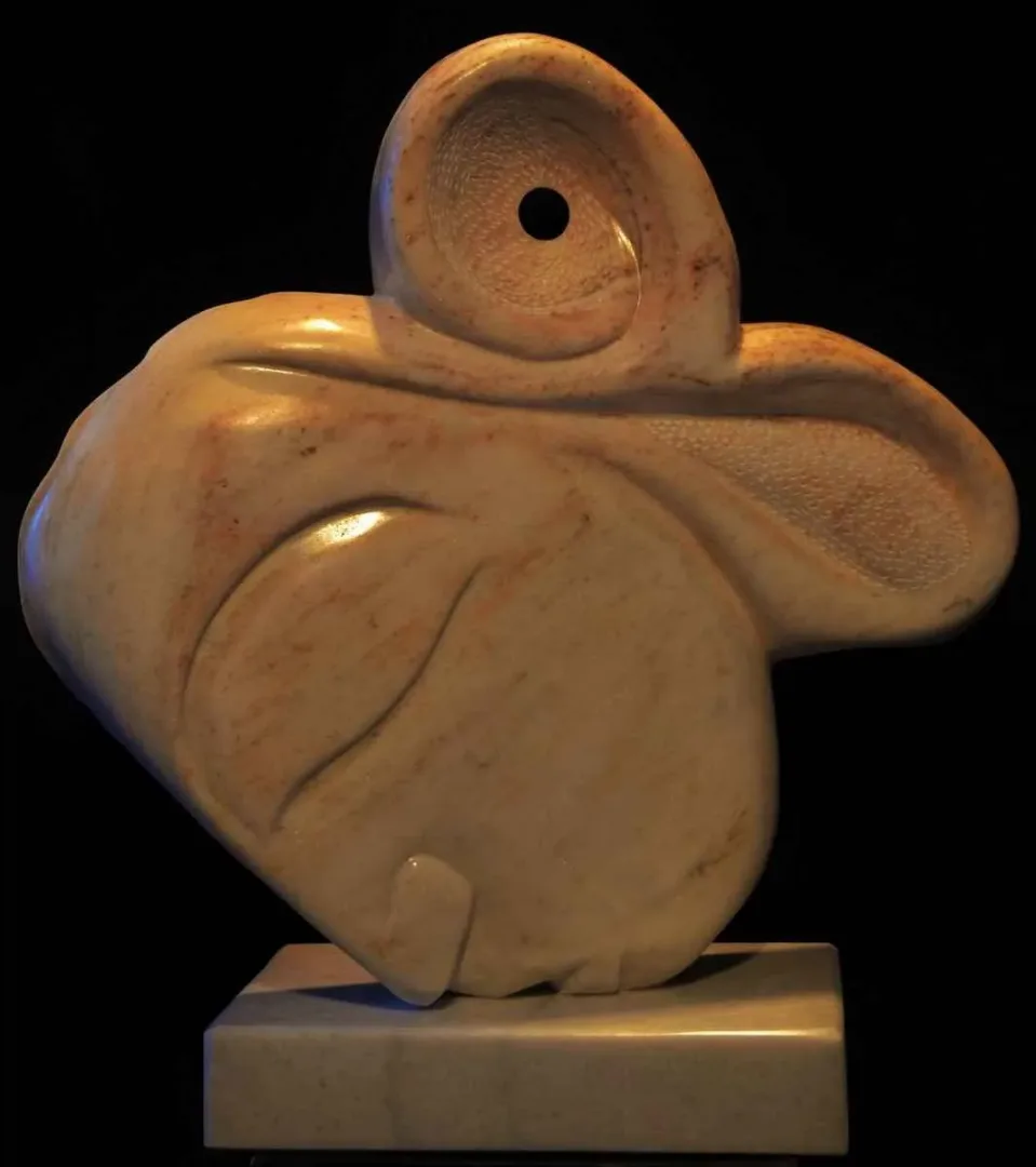 yakınlaştır "Kiss" eseri DEMET KAYA tarafından 52x50x18 cm ölçülerinde Bilecik mermeri tekniği ile yapılmıştır.