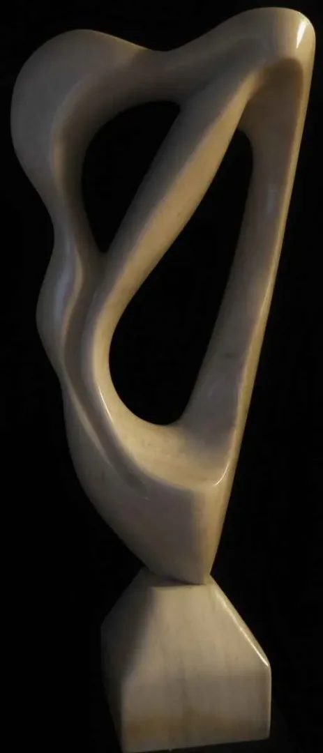 "İsimsiz" eseri DİNÇER GÜNGÖRÜR tarafından 2014 yılında 92x36x16 cm ölçülerinde Kemalpaşa mermeri tekniği ile yapılmıştır.
