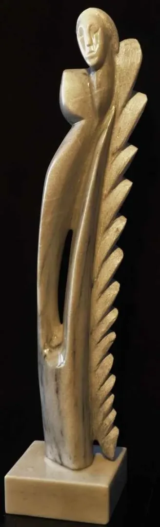 yakınlaştır "Gurur" eseri DİNÇER GÜNGÖRÜR tarafından 2014 yılında 74x15x15 cm ölçülerinde Marmara mermeri tekniği ile yapılmıştır.