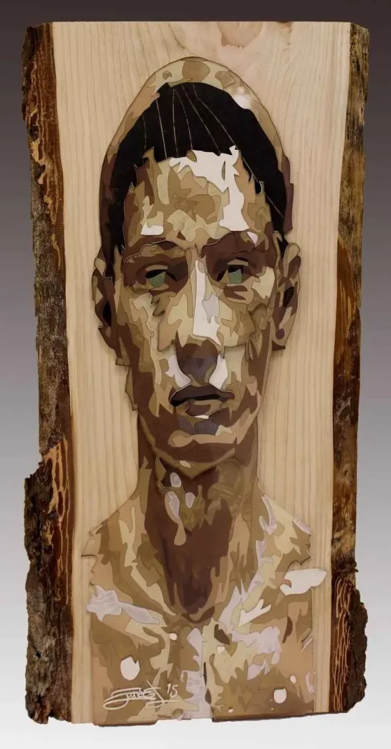 Bu eser EMRE LÜLE tarafından 2015 yılında 60x29 cm ölçülerinde Pleksi+Ahşap tekniği ile yapılmıştır.