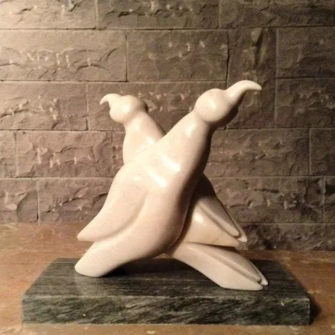 MARİA BERENT — “Twinbirds”, 2015 "Twinbirds" eseri MARİA BERENT tarafından 2015 yılında 40x20x45 cm ölçülerinde Marble tekniği ile yapılmıştır.