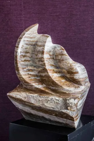 SIRMA YILDIZ — “Mülteci Teknesi-Refugee Boat”, 2015 "Mülteci Teknesi-Refugee Boat" eseri SIRMA YILDIZ tarafından 2015 yılında 25x27x20 cm ölçülerinde Eskişehir Gül Taşı tekniği ile yapılmıştır.