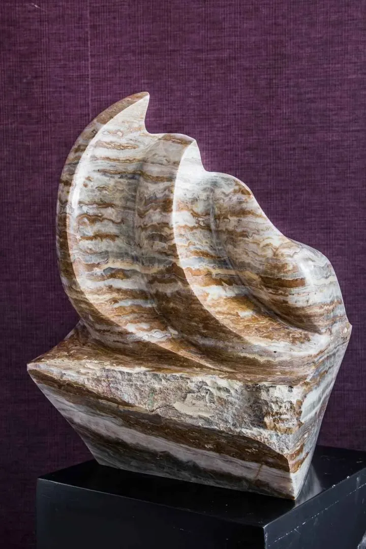 yakınlaştır "Mülteci Teknesi-Refugee Boat" eseri SIRMA YILDIZ tarafından 2015 yılında 25x27x20 cm ölçülerinde Eskişehir Gül Taşı tekniği ile yapılmıştır.