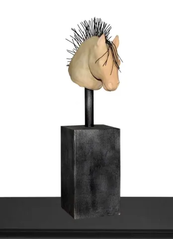 MARİA BERENT — “At/Horse”, 2004 "At/Horse" eseri MARİA BERENT tarafından 2004 yılında 18x7x18 cm ölçülerinde Seramik, Tel tekniği ile yapılmıştır.