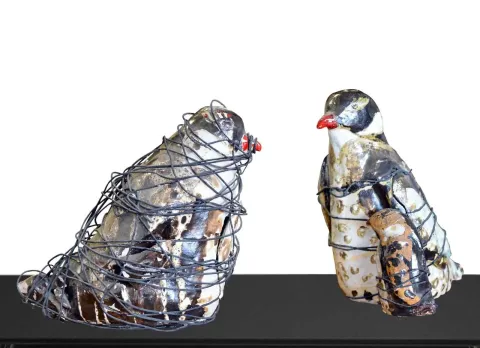 MARİA BERENT — “Penguenler/Pinguins”, 2004 "Penguenler/Pinguins" eseri MARİA BERENT tarafından 2004 yılında 22x15x20 cm ölçülerinde Seramik, Tel tekniği ile yapılmıştır.
