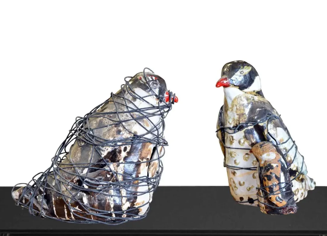 yakınlaştır "Penguenler/Pinguins" eseri MARİA BERENT tarafından 2004 yılında 22x15x20 cm ölçülerinde Seramik, Tel tekniği ile yapılmıştır.