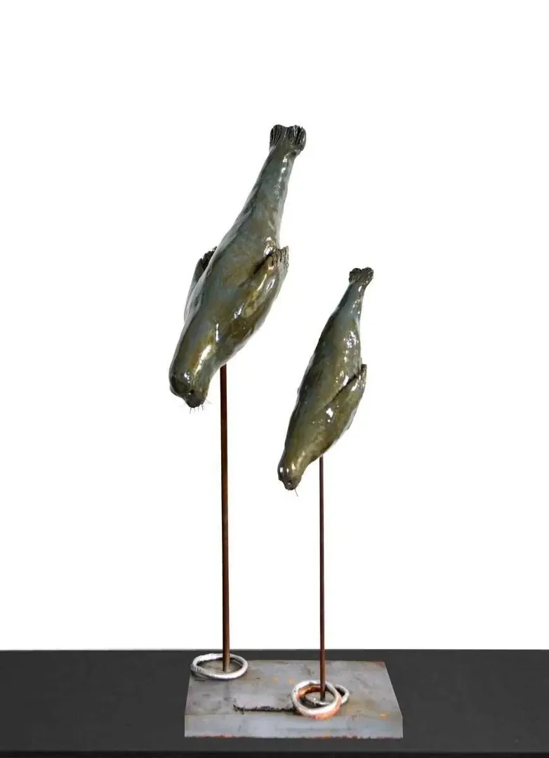 "Fok Balıkları/Seals" eseri MARİA BERENT tarafından 2008 yılında 60x25x20 cm ölçülerinde Seramik tekniği ile yapılmıştır.