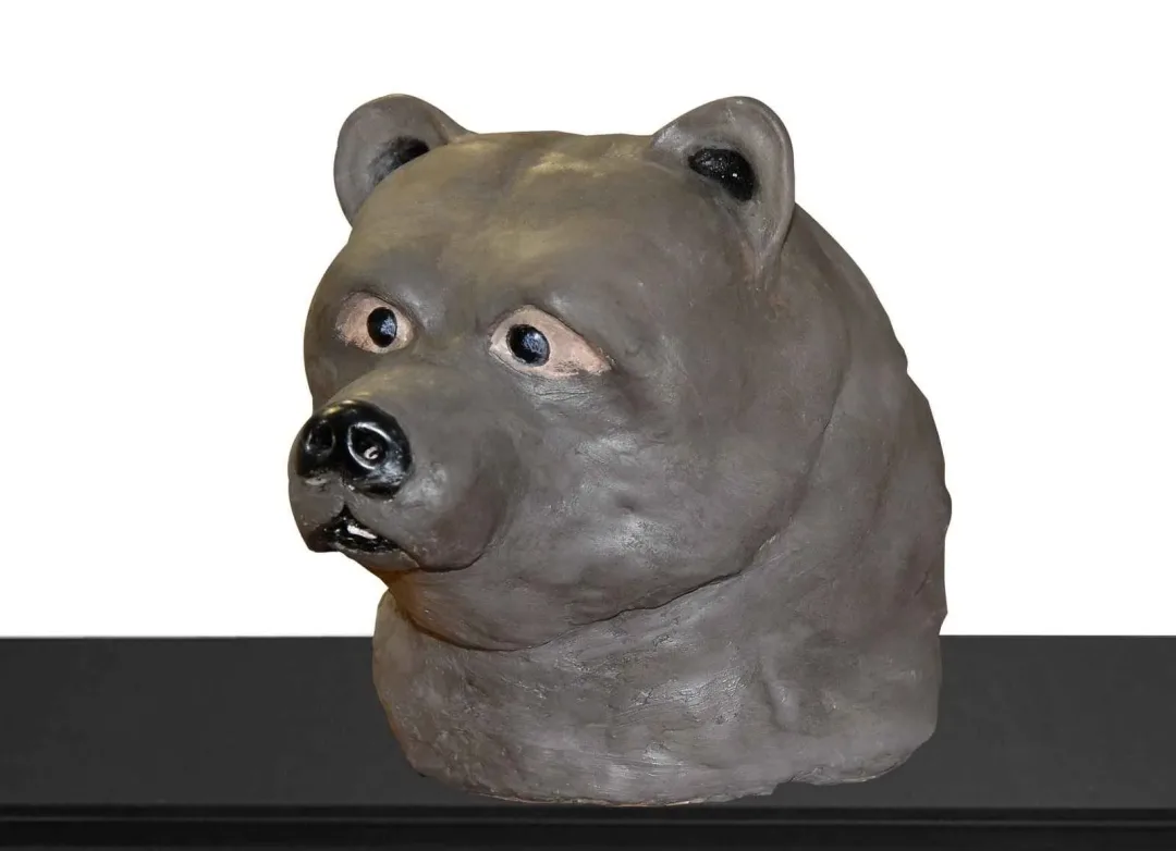 yakınlaştır "Küçük Ayı/Little Bear" eseri MARİA BERENT tarafından 2010 yılında 22x17x27 cm ölçülerinde Seramik tekniği ile yapılmıştır.