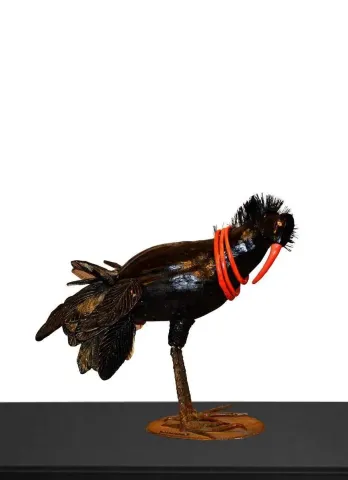 MARİA BERENT — “Kelaynak” "Kelaynak" eseri MARİA BERENT tarafından 45x30x55 cm ölçülerinde Seramik, Tel, Kıl Fırça tekniği ile yapılmıştır.