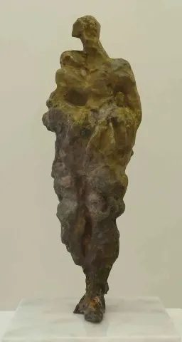"Hamam-6" eseri METİN YURDANUR tarafından 41x13x13 cm ölçülerinde Bronz tekniği ile yapılmıştır.