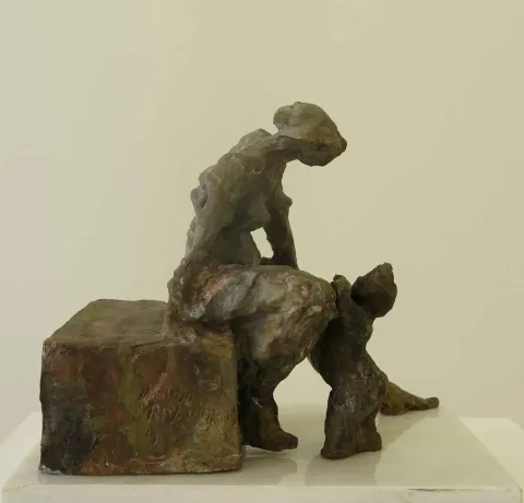 "Hamam-9" eseri METİN YURDANUR tarafından 28x33x20 cm ölçülerinde Bronz tekniği ile yapılmıştır.