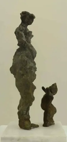 "Hamam-14" eseri METİN YURDANUR tarafından 41x10x13 cm ölçülerinde Bronz tekniği ile yapılmıştır.