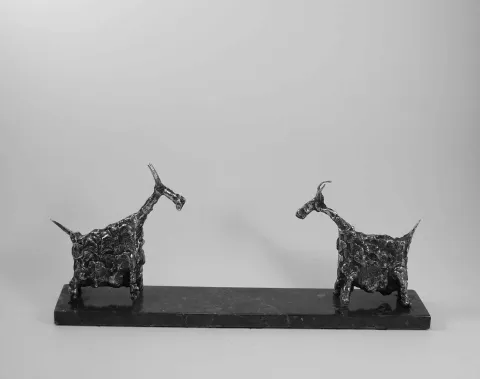 "İsimsiz" eseri ÖZER AKTAŞ tarafından 5x9x25 cm ölçülerinde Demir Yontu+Kaynak tekniği ile yapılmıştır.