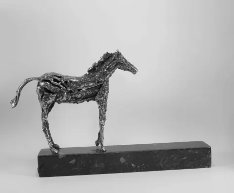 "İsimsiz" eseri ÖZER AKTAŞ tarafından 5x22x30 cm ölçülerinde Demir Yontu+Kaynak tekniği ile yapılmıştır.