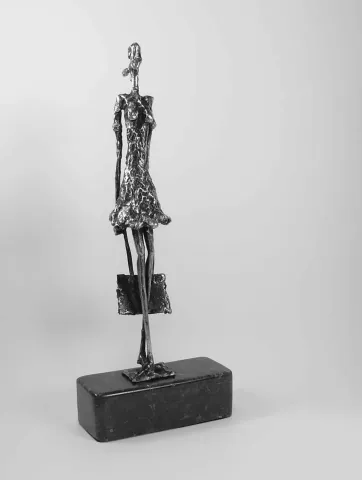 "İsimsiz" eseri ÖZER AKTAŞ tarafından 6x15x31 cm ölçülerinde Demir Yontu+Kaynak tekniği ile yapılmıştır.