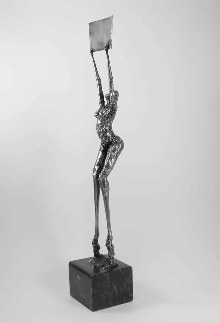 "İsimsiz" eseri ÖZER AKTAŞ tarafından 8x8x36 cm ölçülerinde Demir Yontu+Kaynak tekniği ile yapılmıştır.